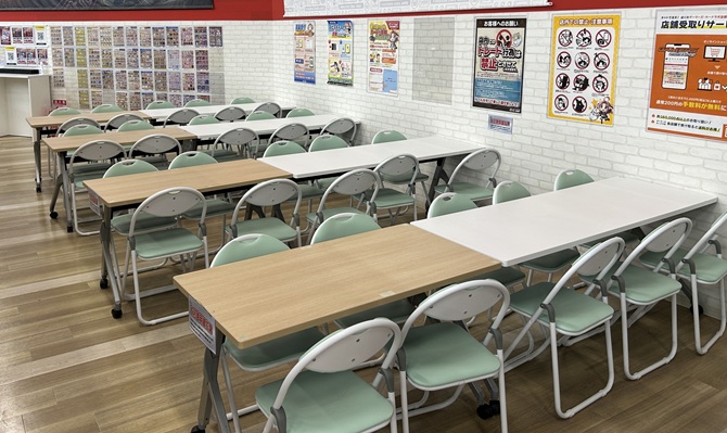対戦スペースには限定タペストリーを展示中！