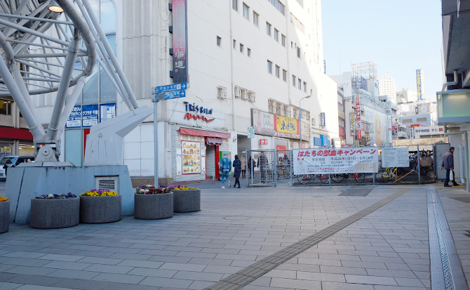 矢印の道に入って直進してください