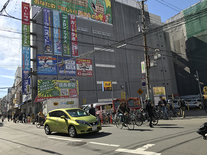 右方向に池田ビル2号館があり、カードラボは５Fにございます