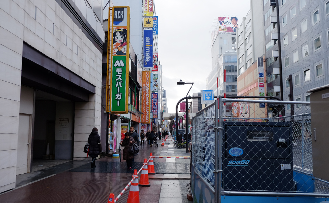 左手にアニメイトの入口が見えますので、そのまま4階まで登ってください