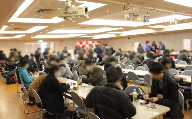 開会式前の会場。思い思いに過ごす参加者の皆さん。