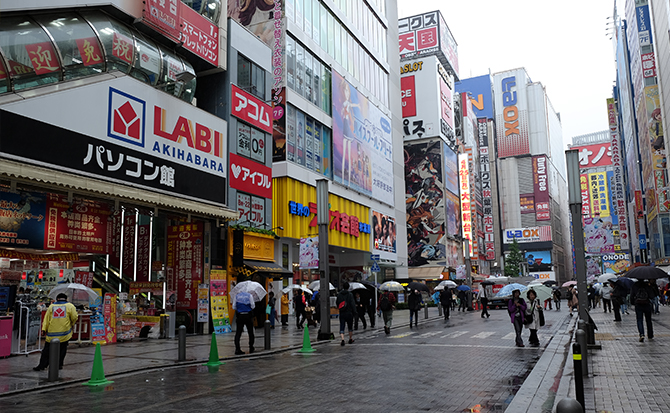 JR秋葉原駅改札を出て、左に進みます。右手にラジオ会館の看板が見えますのでそちらに向かってください