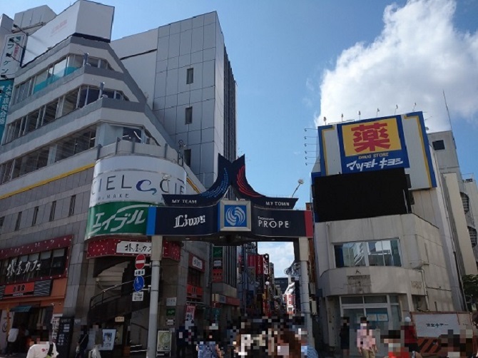 正面に見えるプロペ通りを直進してください