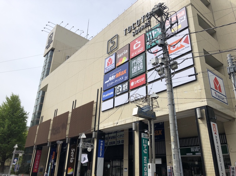 プロペ通りを抜けた先にある、トコトコスクエア内4階までお越しください！（右手側に横断歩道があります）