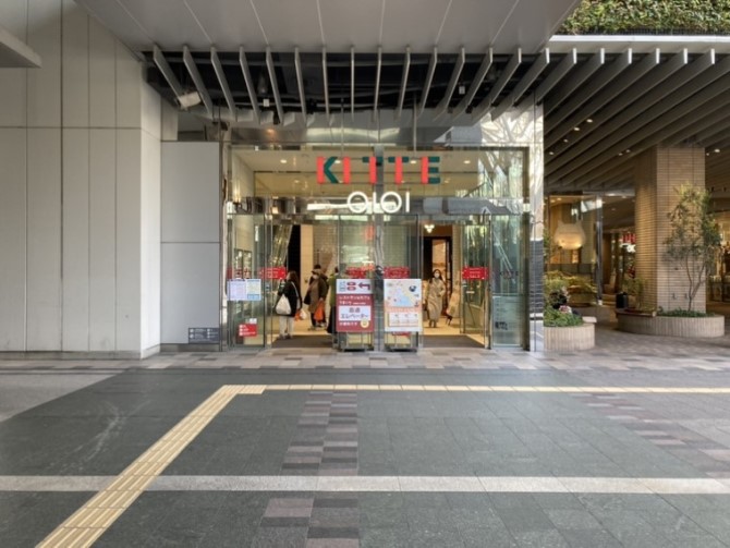④しばらく直進すると博多マルイの入口が見えます。